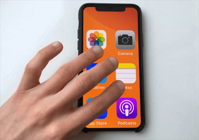 how do i zoom my iphone screen