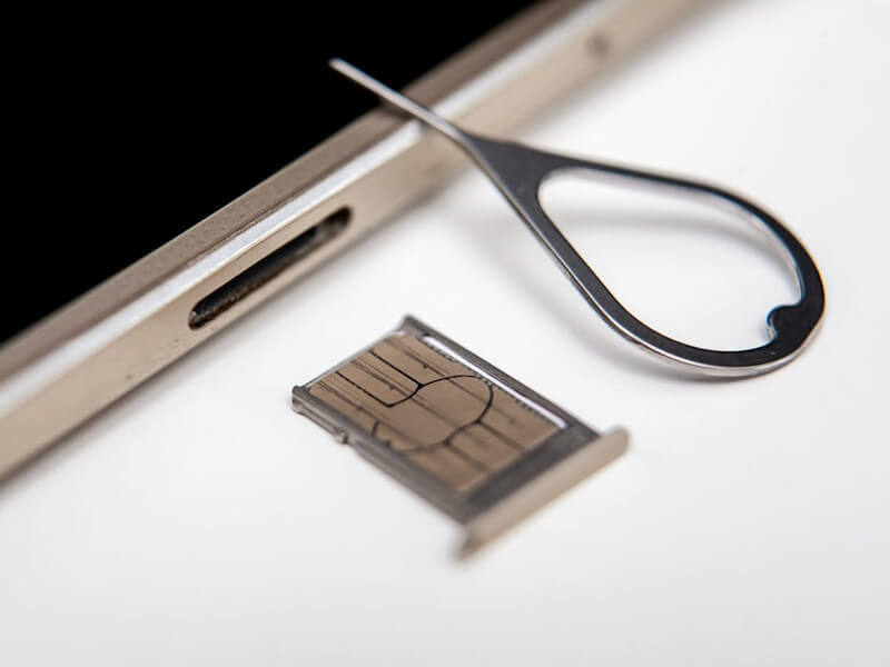 reinsert SIM card to fix the problem of iPhone restarting when entering passcode